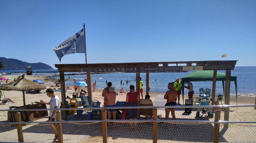 La platja accessible de Cala Bona acollir jornades de dinamitzaci inclusives adaptades durant aquest estiu