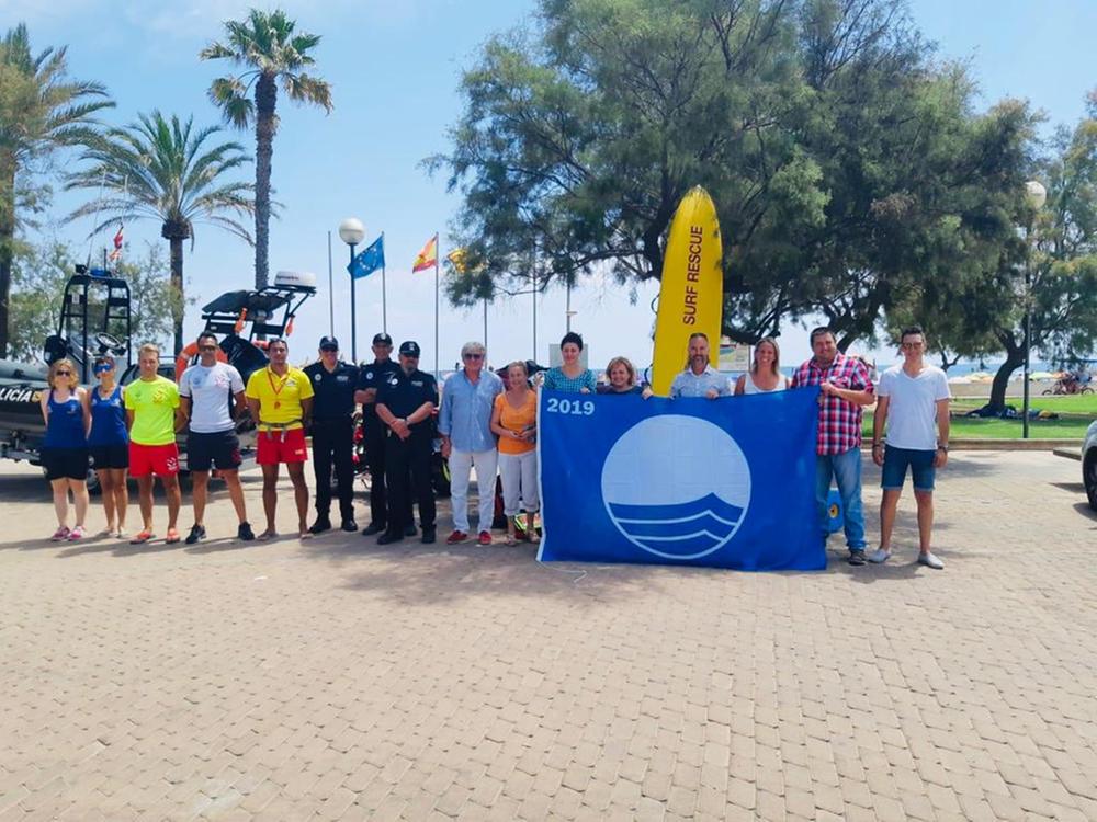 La Bandera Blava torna a onejar a la platja de Cala Millor