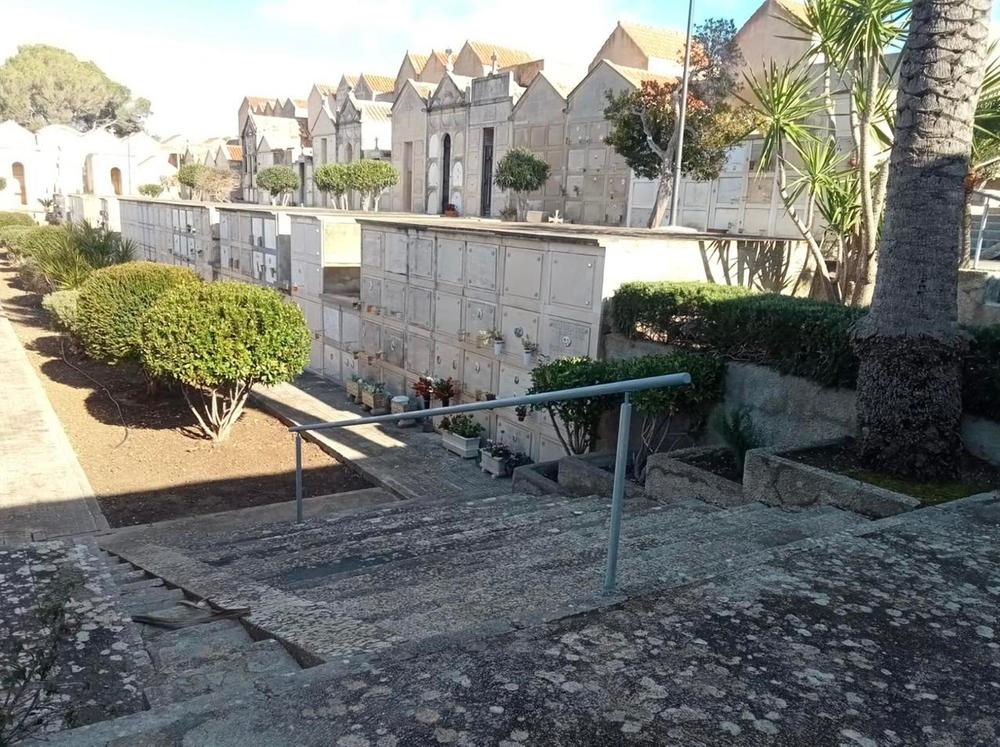 El Ayuntamiento instala pasamanos en zonas de escaleras, para facilitar el trfico de personas mayores en el Cementerio Municipal