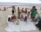Los nios aprenden a reciclar materiales con juguetes hechos a mano en la playa sa Caleta de Cala Millor con un programa del Consell de Mallorca