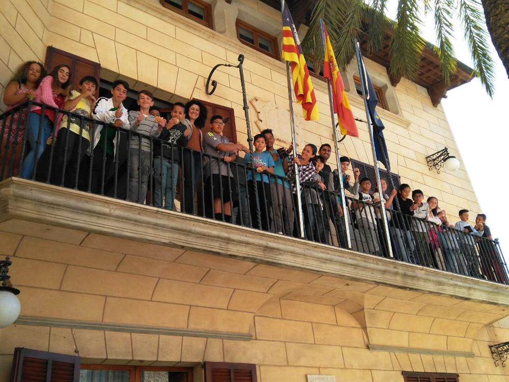 La alcaldesa de Son Servera, Natalia Troya, recibe en el Ayuntamiento a un grupo de alumnos del CEIP Na Penyal